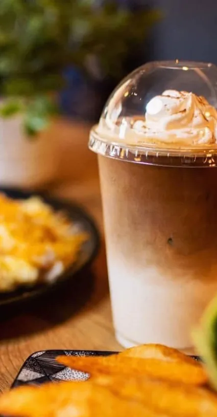 Un café frío listo para entregar
