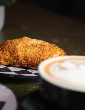 Un pastelito con café