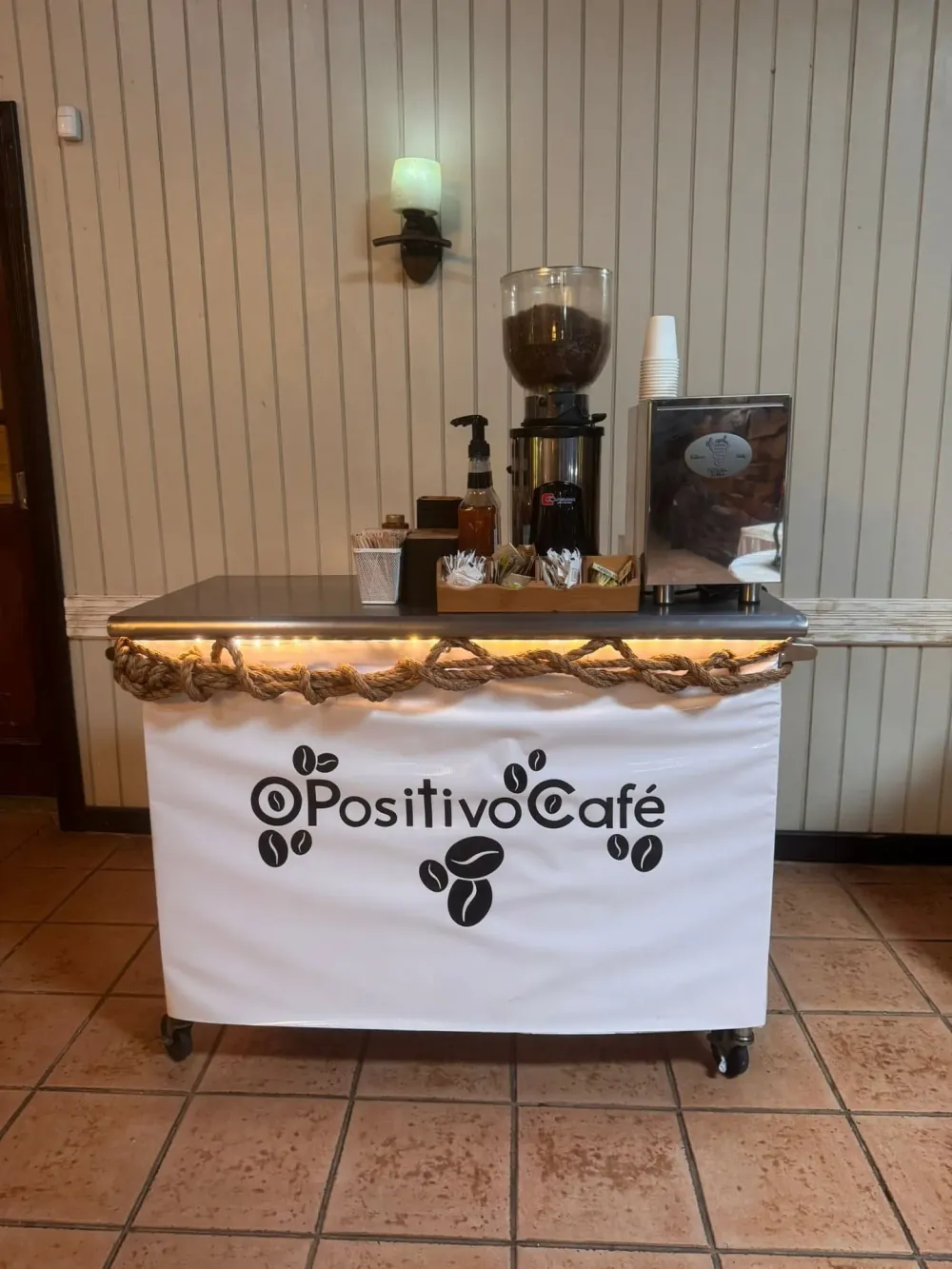 El carrito de café de O Positivo en una actividad