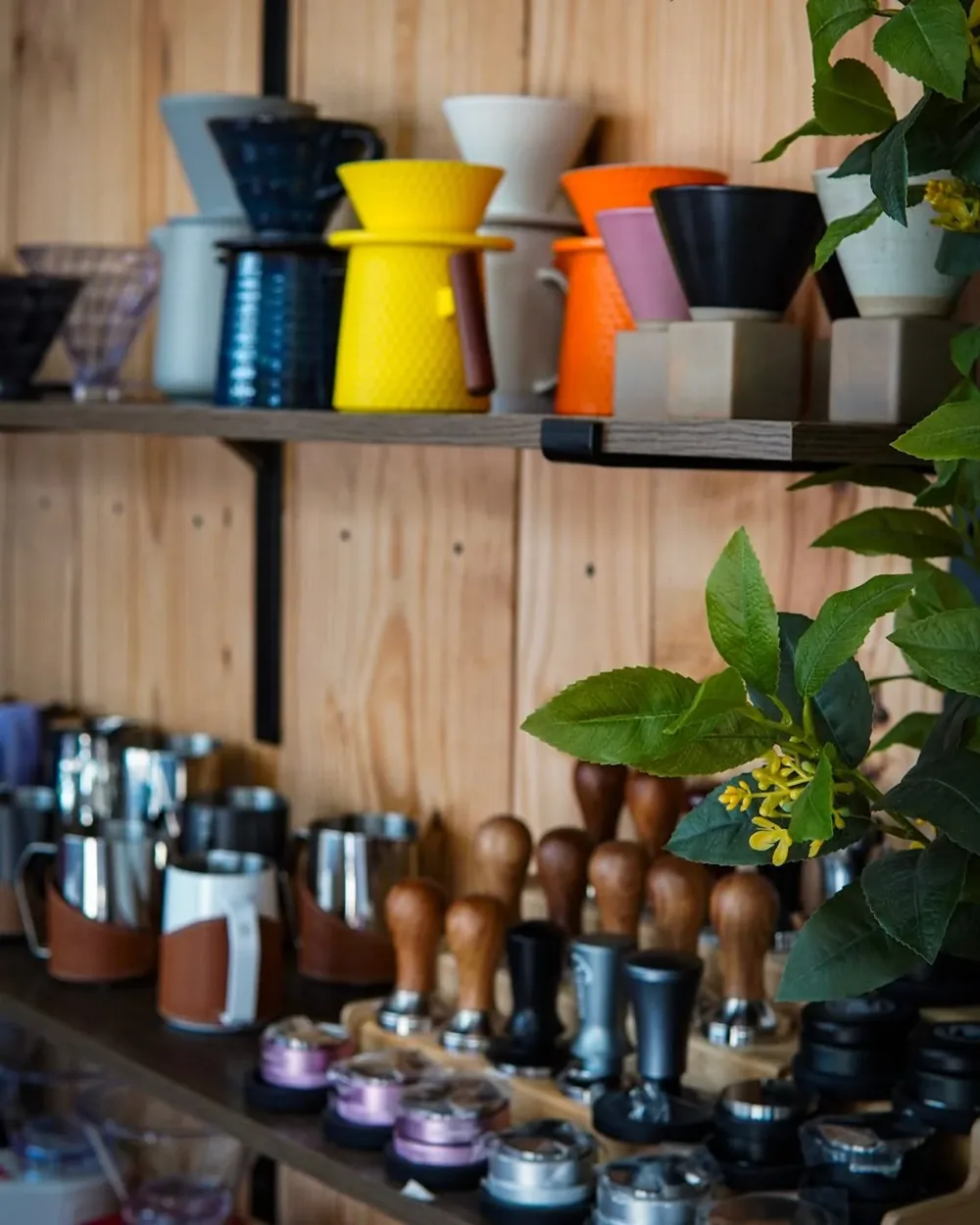 Tazas, goteros y tampers en La Bodega
