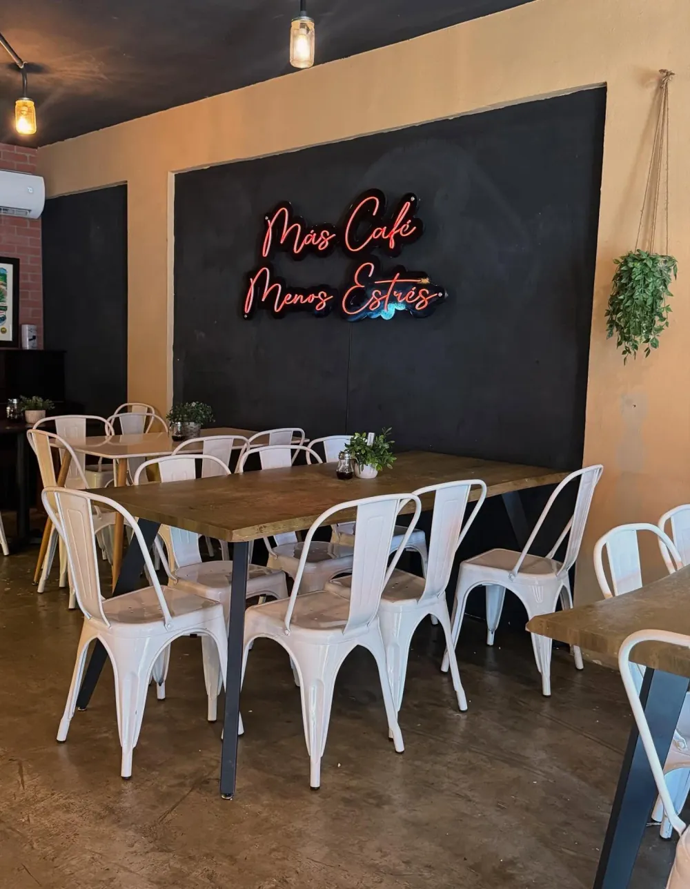 El salón de O Positivo Café con el letrero «Más café, menos estrés»