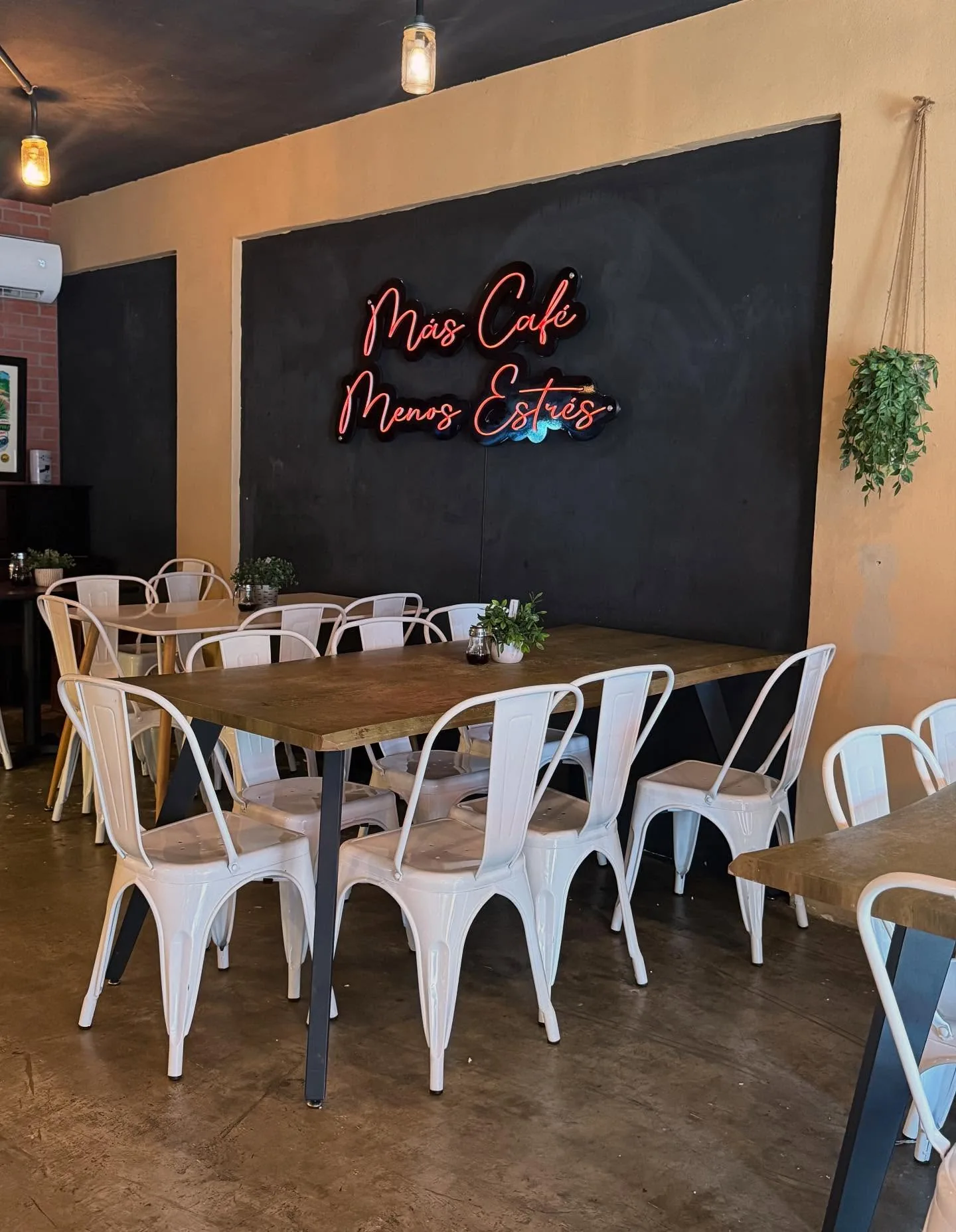 El letrero de neón «Más café, menos estrés» en el salón de O Positivo Café