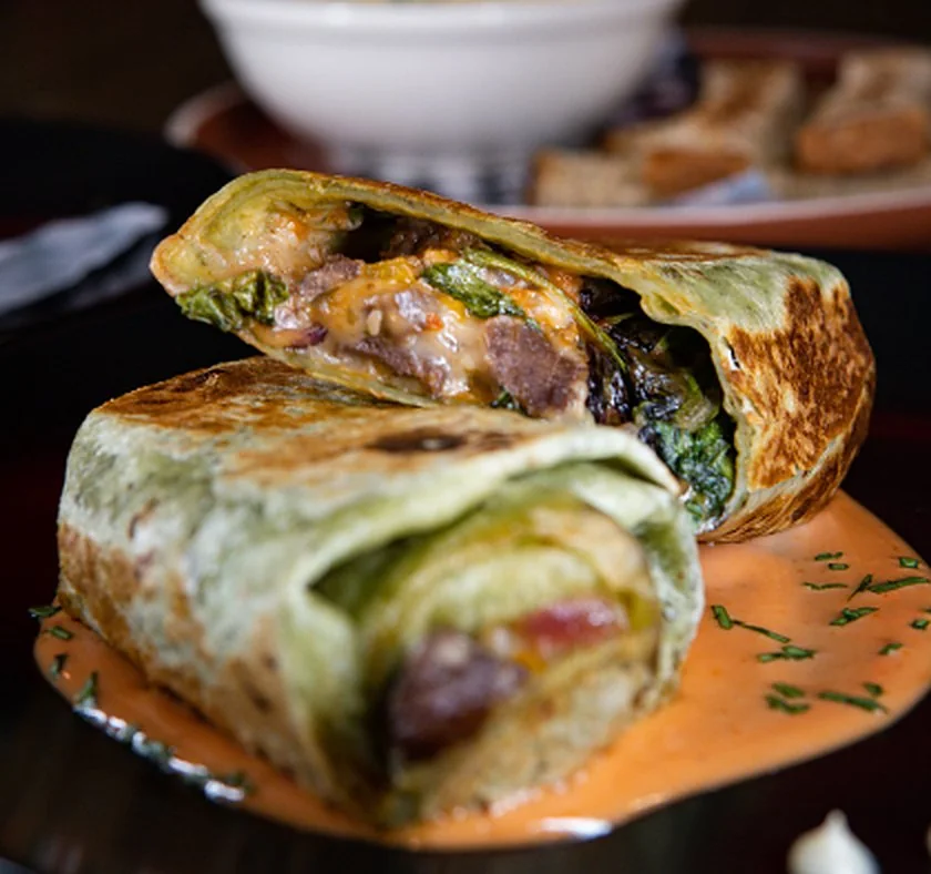 Churrasco servido en wrap, cortado a la mitad